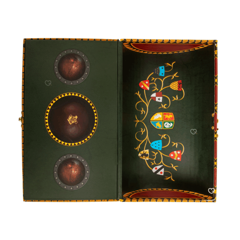 Coffret theme Quidditch Calendrier de l’Avent Harry Potter 2025 renfermant 24 surprises magiques : bijoux du Vif d’Or, chaussettes, porte-clés et objets de collection pour fans de Poudlard.