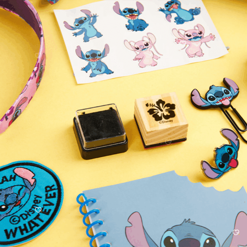Calendrier de l’Avent Stitch 2025 Disney avec 24 surprises papeterie, bijoux, mini-figurines et décorations festives pour fans et enfants.