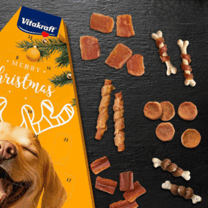 Calendrier de l’Avent Vitakraft Chien 2025 avec 24 friandises saines aux saveurs variées, coffret festif pour propriétaires de chiens.