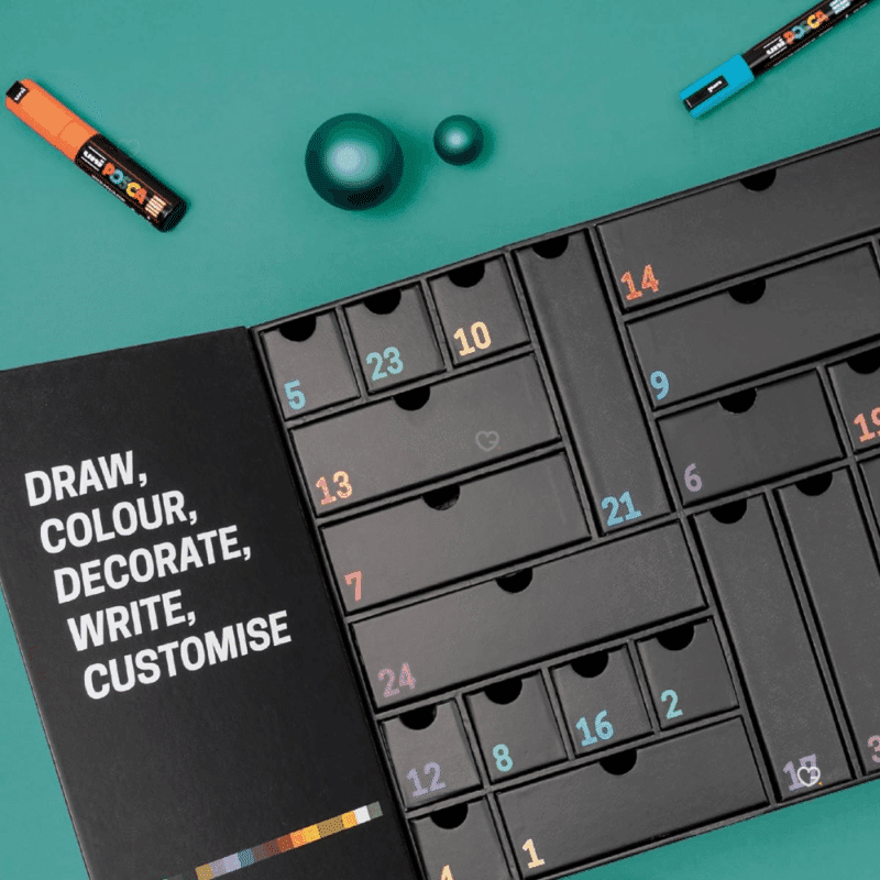Calendrier de l’Avent POSCA 2025 avec 24 produits de papeterie créative, feutres colorés et accessoires DIY pour amateurs d’art et de dessin.