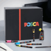 Calendrier de l’Avent POSCA 2025 avec 24 produits de papeterie créative, feutres colorés et accessoires DIY pour amateurs d’art et de dessin.