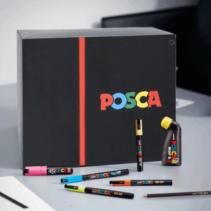 Calendrier de l’Avent POSCA 2025 avec 24 produits de papeterie créative, feutres colorés et accessoires DIY pour amateurs d’art et de dessin.
