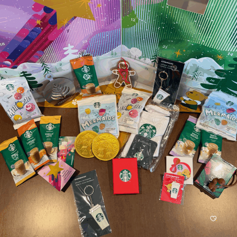Calendrier de l’Avent starbucks 2025 gourmand avec 24 surprises caféinées, accessoires et goodies exclusifs pour amateur de café.