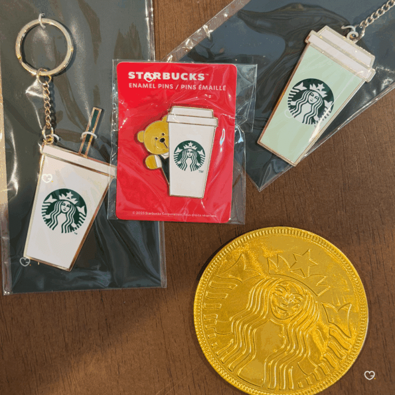 Calendrier de l’Avent starbucks 2025 gourmand avec 24 surprises caféinées, accessoires et goodies exclusifs pour amateur de café.