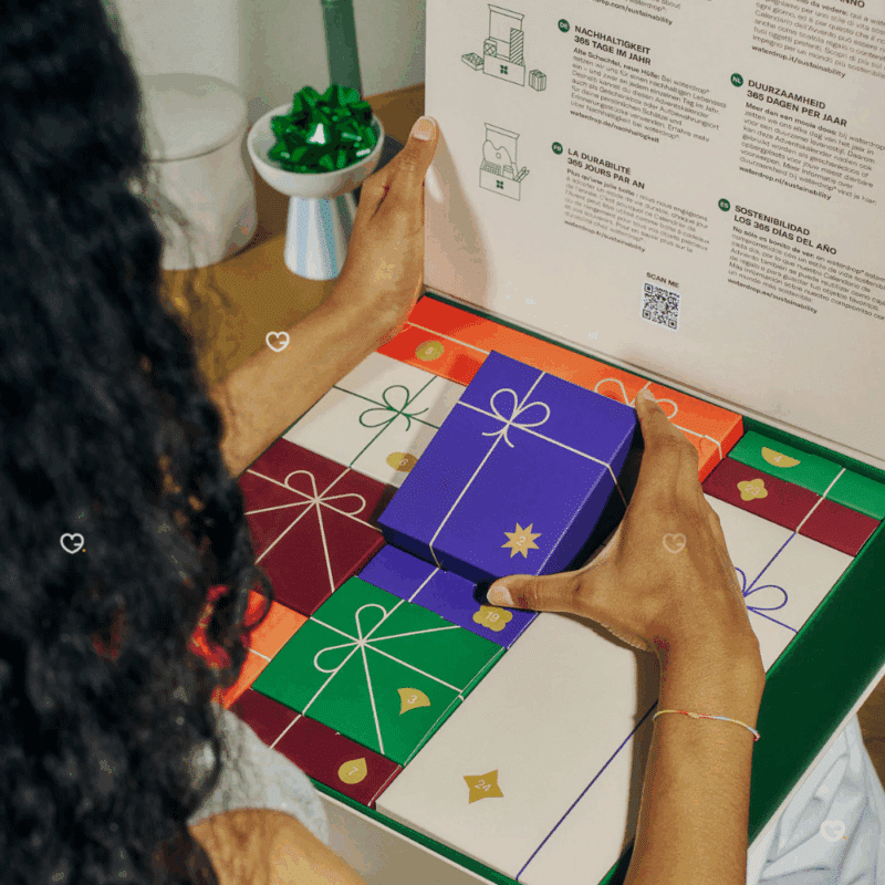 Calendrier de l’Avent Waterdrop 2025 grand format, 25 surprises gourmandes et bien-être pour adultes urbains : microdrinks fruités, accessoires et douceurs festives.