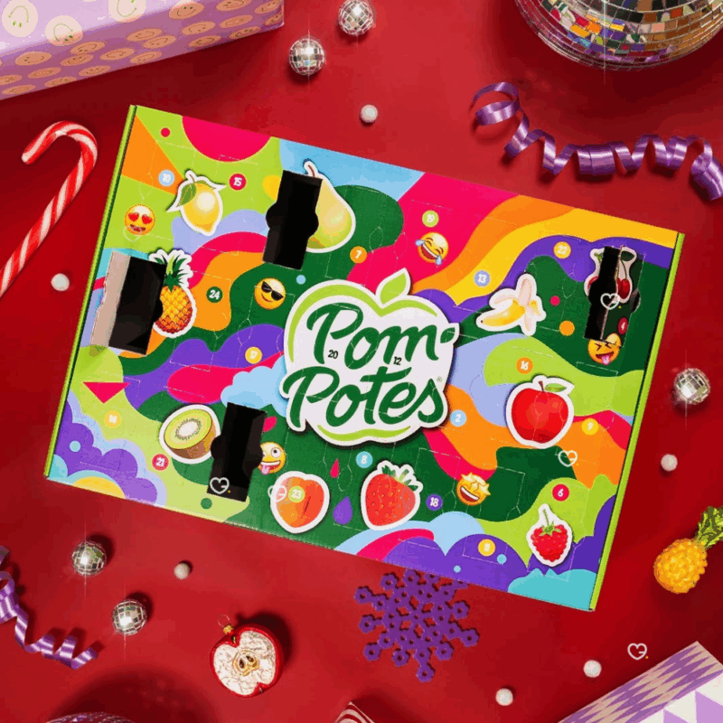 Calendrier de l’Avent Pom’Potes 2025 aux couleurs festives contenant 24 compotes fruitées variées, idéal pour familles et enfants gourmands.