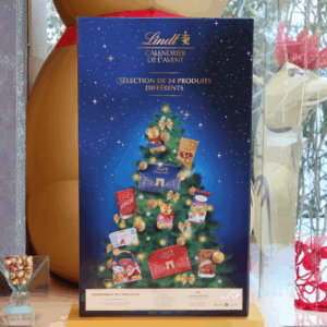 Coffret Lindt XXL Calendrier de l’Avent Lindt Géant 2025 avec 24 chocolats et confiseries en format taille réelle, coffret rouge généreux idéal pour famille, couple et amateur de chocolat.