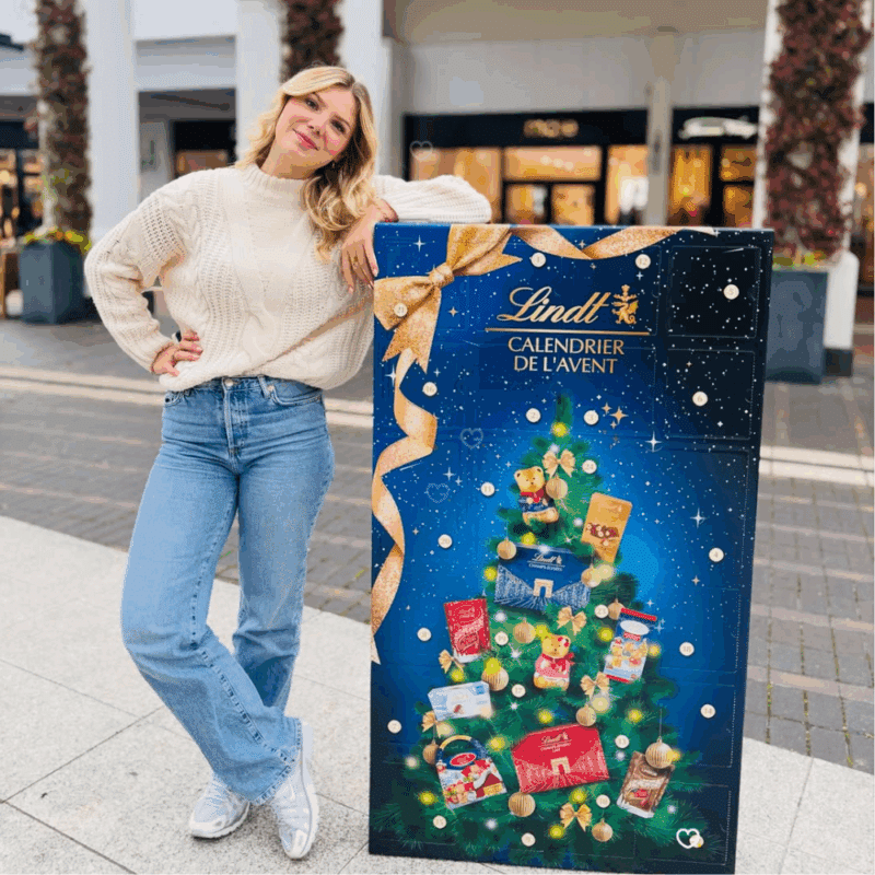 Coffret Lindt XXL Calendrier de l’Avent Lindt Géant 2025 avec 24 chocolats et confiseries en format taille réelle, coffret rouge généreux idéal pour famille, couple et amateur de chocolat.