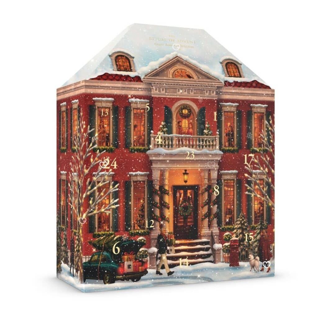 Calendrier de l'Avent Rituals Classique 2026, coffret en forme de maison de ville en briques rouges enneigee, ferme sur fond blanc