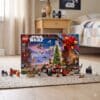 Calendrier de l'Avent LEGO Star Wars 2026 (75456) pose dans une chambre decoree Star Wars