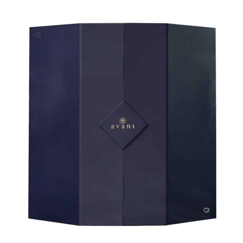 Calendrier de l'Avent Avant Skincare Odyssey 2026 fermé, coffret bleu marine au logo doré