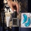 Femme tenant le calendrier de l'Avent luxe Avant Skincare Odyssey 2026 ouvert