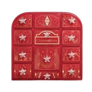 Calendrier de l'Avent beauté Charlotte Tilbury 2026, coffret rouge à 12 cases fermé sur fond blanc
