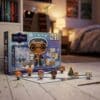 Calendrier de l'Avent Funko Pocket POP Harry Potter 2026 dans une chambre décorée, figurines Poudlard et sapin devant la boîte