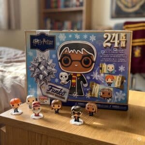 Calendrier de l'Avent Funko Pocket POP Harry Potter 2026 mis en scène dans une chambre, figurines Harry, Ron, Hermione et Dumbledore devant la boîte