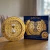 Calendrier de l'Avent Harry Potter Time Turner 2026, présentoir doré rotatif et emballage bleu The Carat Shop côte à côte