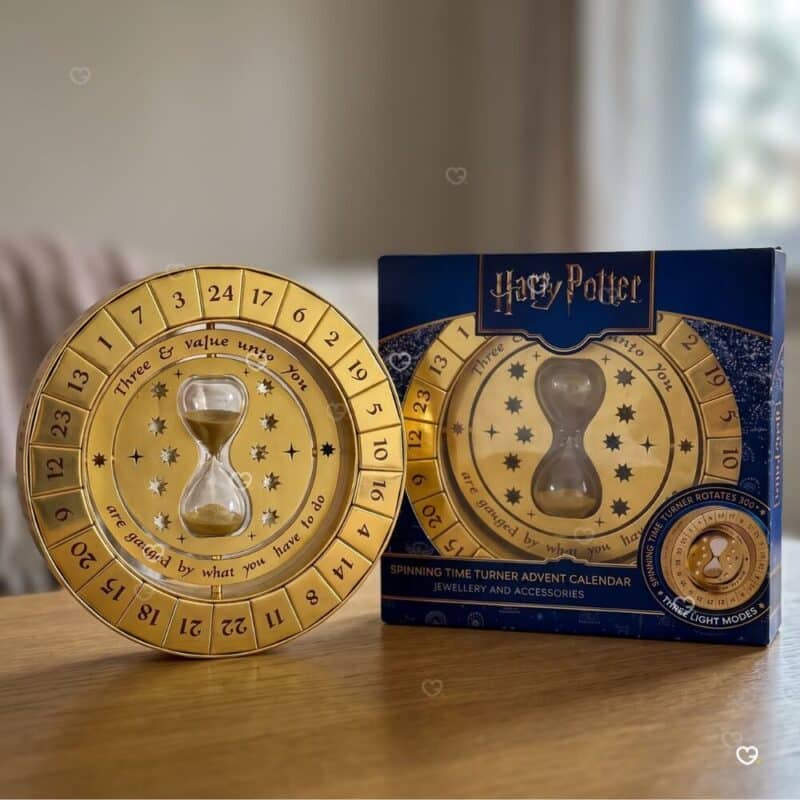 Calendrier de l'Avent Harry Potter Time Turner 2026, présentoir doré rotatif et emballage bleu The Carat Shop côte à côte