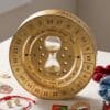 Calendrier de l'Avent Harry Potter Time Turner 2026 posé sur une table entouré de ses 24 bijoux et accessoires The Carat Shop