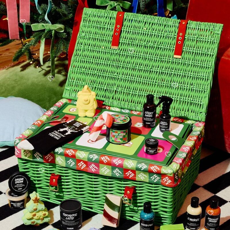 Calendrier de l'Avent Lush 2026 ouvert avec les 25 produits vegan visibles sur les deux plateaux