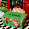Calendrier de l'Avent Lush 2026, panier en osier posé sous un sapin de Noël