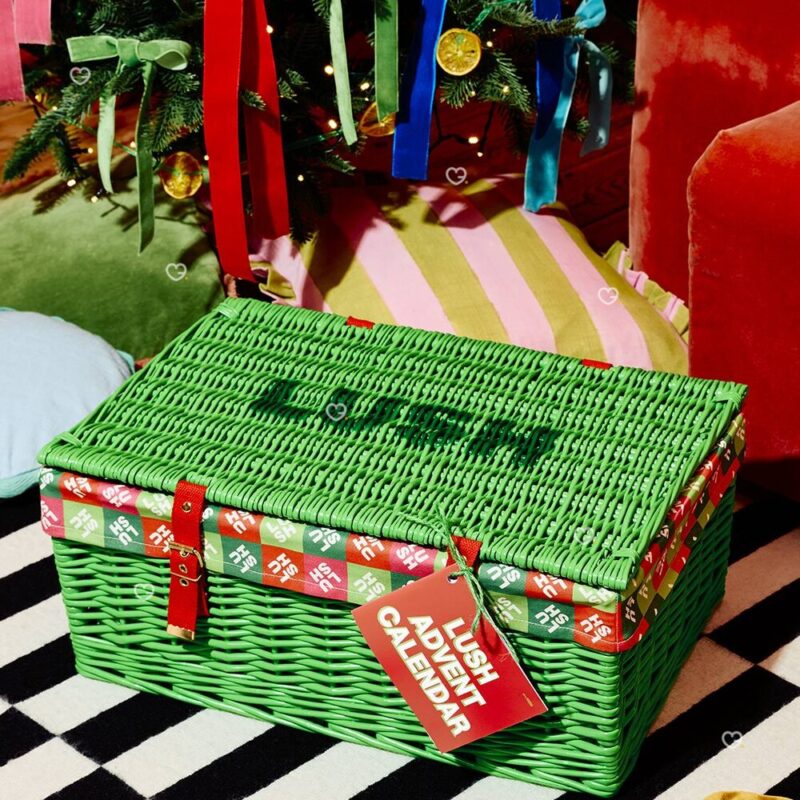 Calendrier de l'Avent Lush 2026, panier en osier posé sous un sapin de Noël