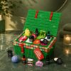 Plateau coulissant du calendrier de l'Avent Lush 2026 ouvert, produits beauté vegan en situation