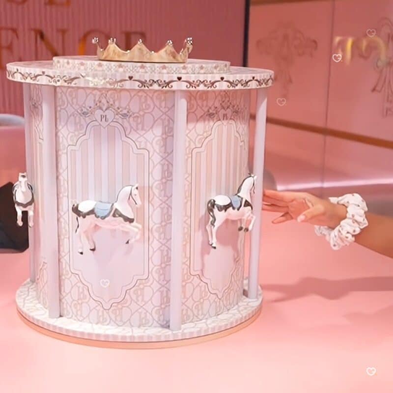Studio photo du calendrier de l'Avent Plouise 2026, carrousel rose et or