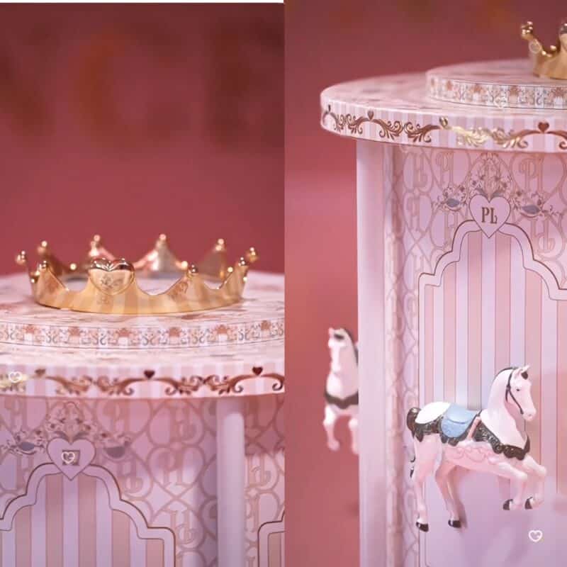 Gros plan couronne dorée et cheval du coffret beauté de Noël Plouise 2026