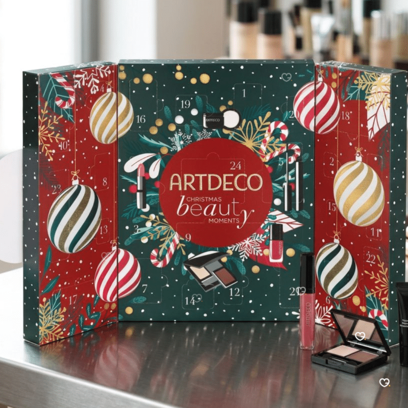Calendrier de l'Avent Artdeco 2026 ouvert, palette fards a paupieres, rouge a levres et blush en taille reelle.