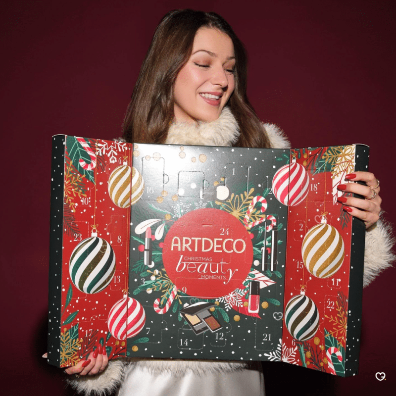Facade du calendrier de l'Avent Artdeco 2026, decor de Noel boules et cases numerotees 1 a 24.