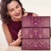 Coffret du calendrier de l'Avent AsamBeauty Premium 2026 présenté par une femme
