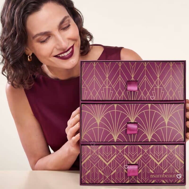 Coffret du calendrier de l'Avent AsamBeauty Premium 2026 présenté par une femme