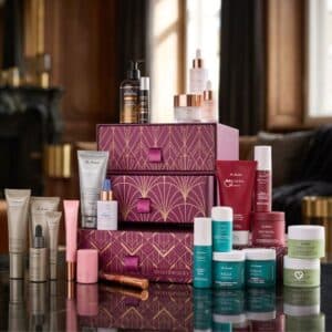Calendrier de l'Avent AsamBeauty Premium 2026 ouvert avec ses 24 soins M. Asam en ambiance de fêtes