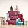 Tous les produits M. Asam du calendrier de l'Avent AsamBeauty Premium 2026 alignés devant le coffret