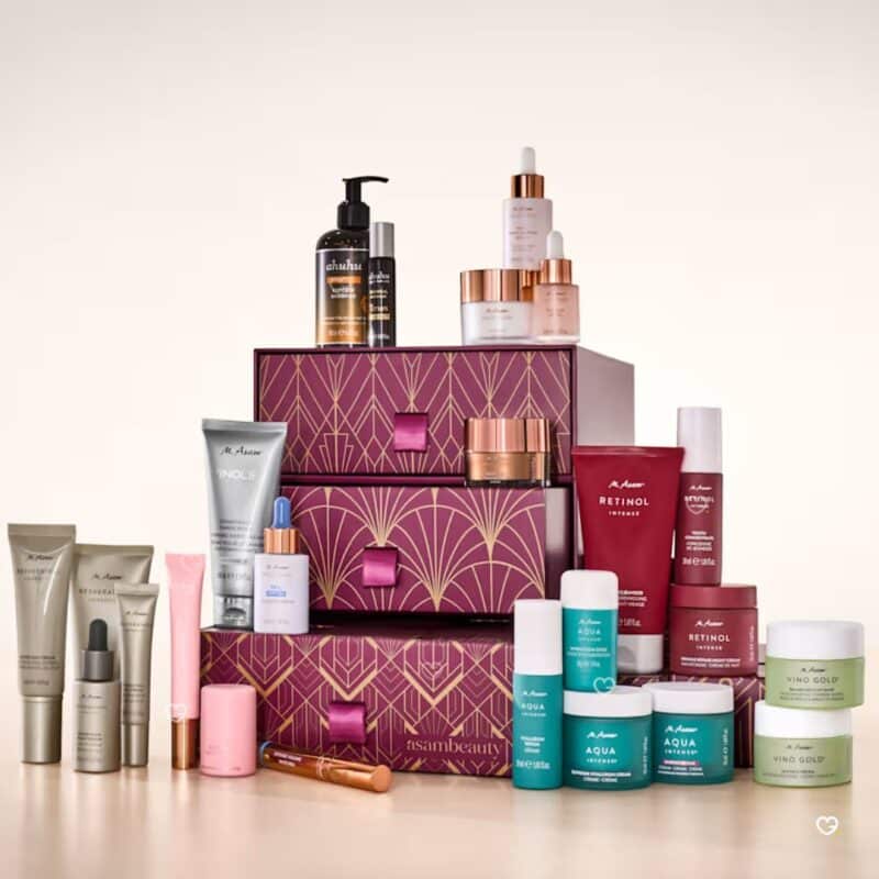 Tous les produits M. Asam du calendrier de l'Avent AsamBeauty Premium 2026 alignés devant le coffret