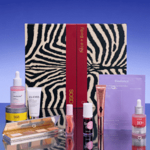Coffret ASOS Face + Body 2026 debout avec ses produits beauté en éventail