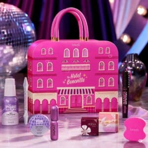 Calendrier de l'Avent Benefit 2026 The Hotel Beneville en mise en scène glamour