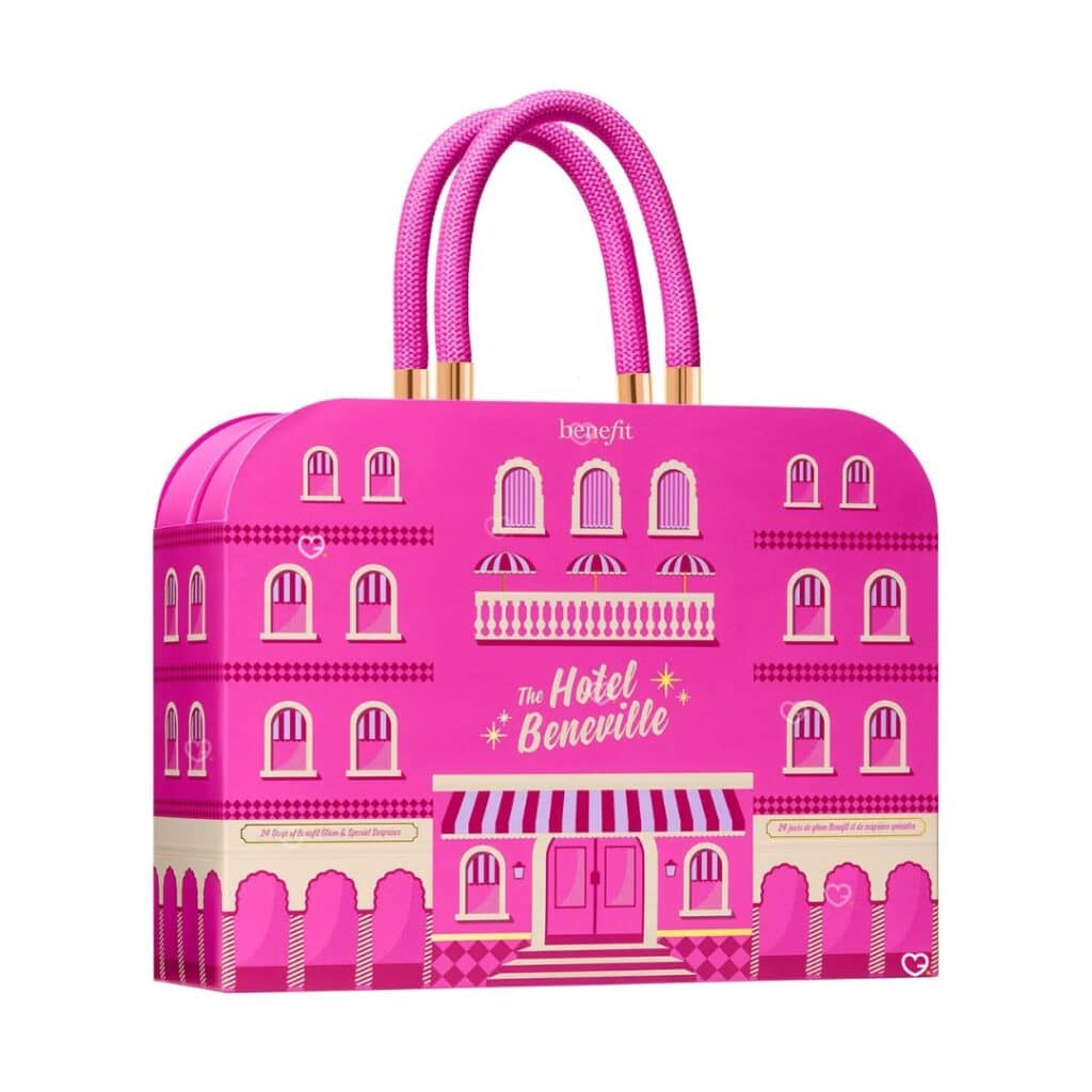 Calendrier de l'Avent Benefit 2026 The Hotel Beneville, boîte-valise rose fermée sur fond blanc