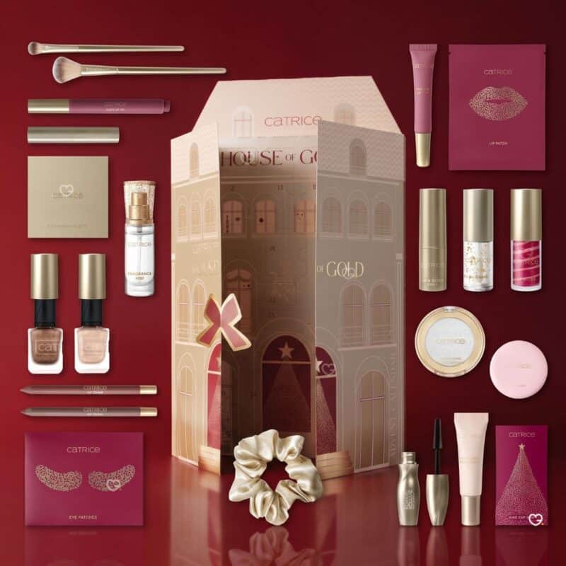 Contenu complet du calendrier de l'Avent Catrice House Of Gold 2026, les 24 produits de maquillage en flat-lay