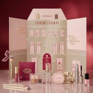Calendrier de l'Avent Catrice House Of Gold 2026 ouvert, les 24 produits de maquillage alignes devant la maison doree