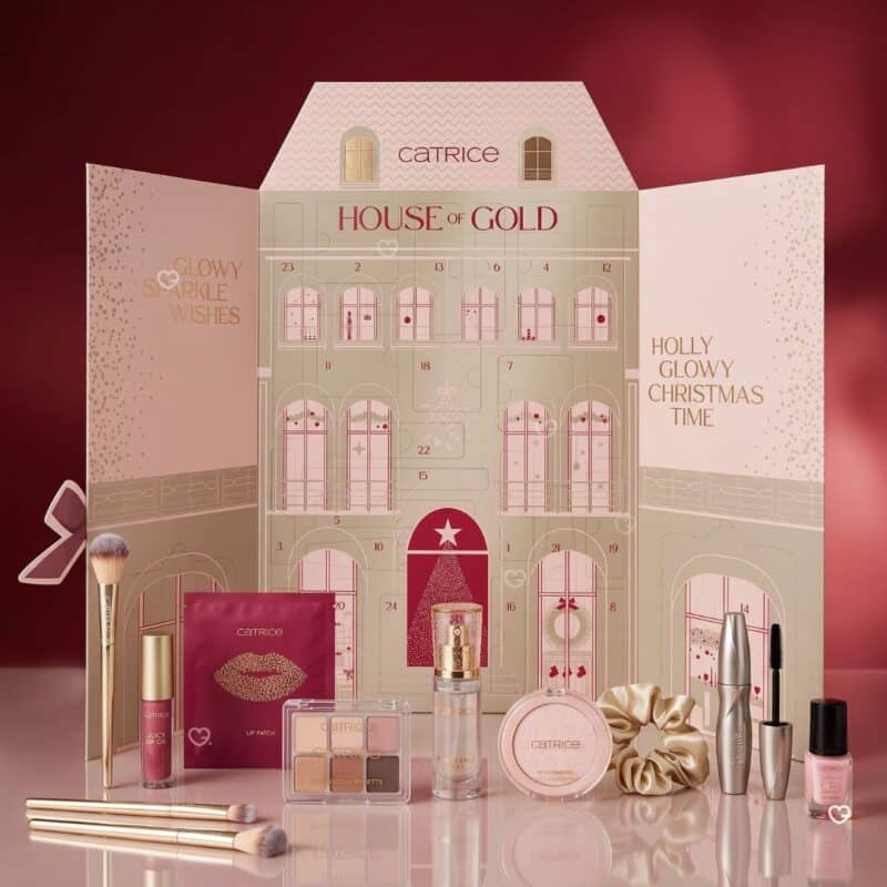 Calendrier de l'Avent Catrice House Of Gold 2026 ouvert, les 24 produits de maquillage alignes devant la maison doree