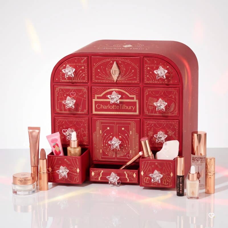 Boite ouverte du calendrier de l Avent Charlotte Tilbury 2026, tiroirs et produits visibles