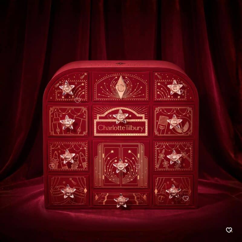 Calendrier de l Avent Charlotte Tilbury 2026 pose sur un drape rouge festif