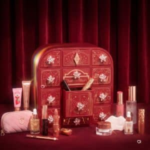 Calendrier de l Avent Charlotte Tilbury 2026 avec les 15 produits maquillage et soins deployes