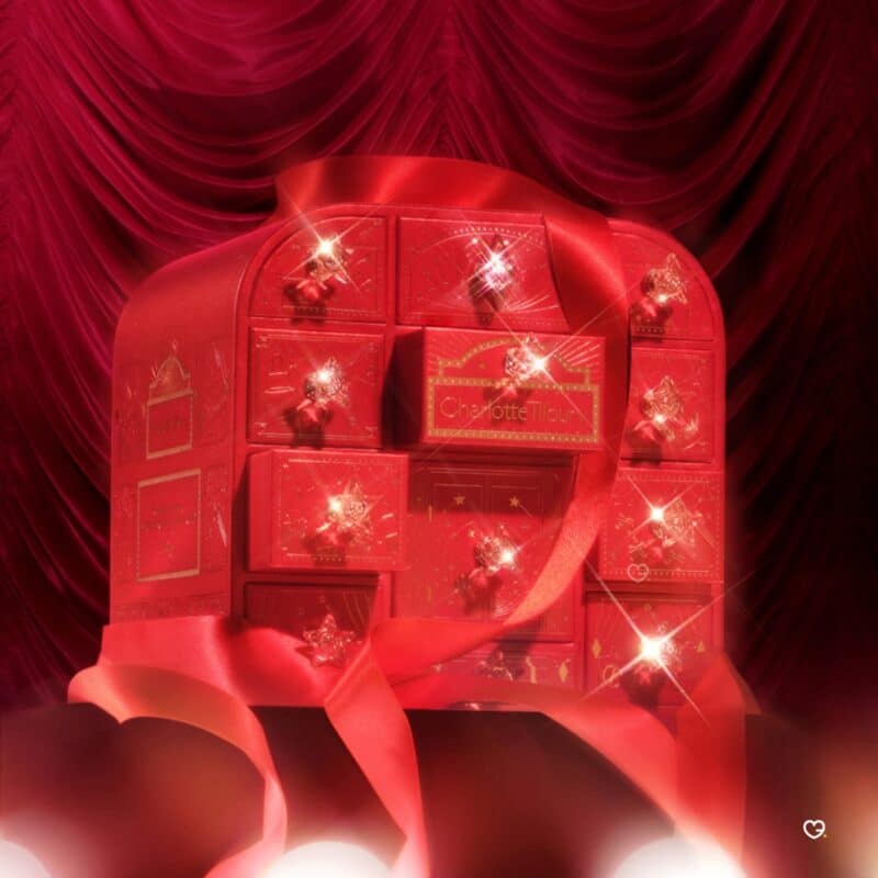 Coffret Charlotte Tilbury 2026 avec ruban rouge, ambiance de Noel
