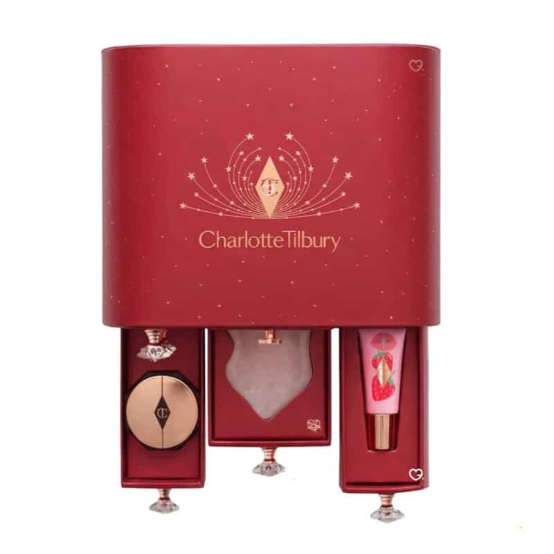 Tiroirs ouverts du calendrier Charlotte Tilbury 2026, gua sha, creme et huile visibles