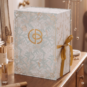 Calendrier de l'Avent Cult Beauty 2026 ouvert sur une coiffeuse, coffret beauté de luxe avec parfums et bijoux dorés