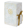 Coffret du calendrier de l'Avent maquillage et soin Cult Beauty 2026 fermé, ruban doré, fond blanc