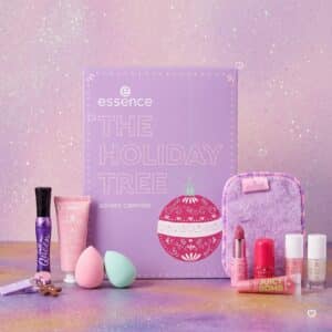 Coffret Essence The Holiday Tree 2026 entouré de ses produits maquillage