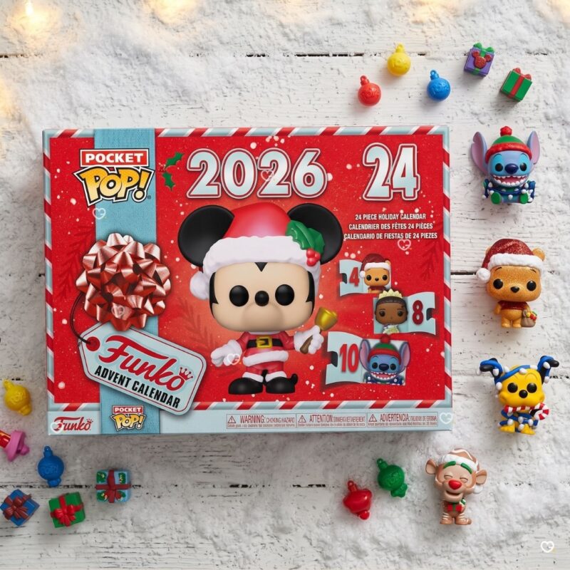 Calendrier de l'Avent Funko Pocket POP Disney 2026 entouré d'ornements de Noël